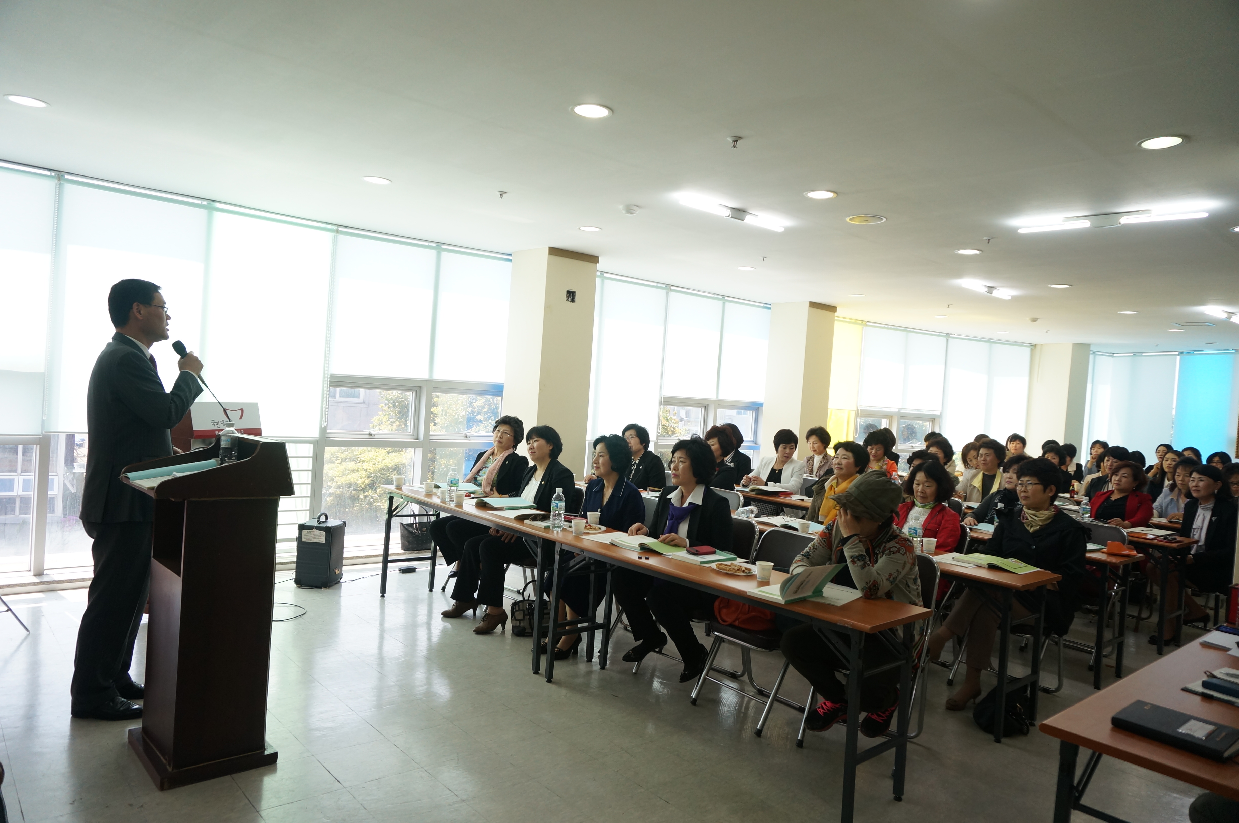 2004년 4월 23일 새누리당 제주도당 당사에서 정성종 상임위원이 여성정치참여 연수 강의를 하고 있다
