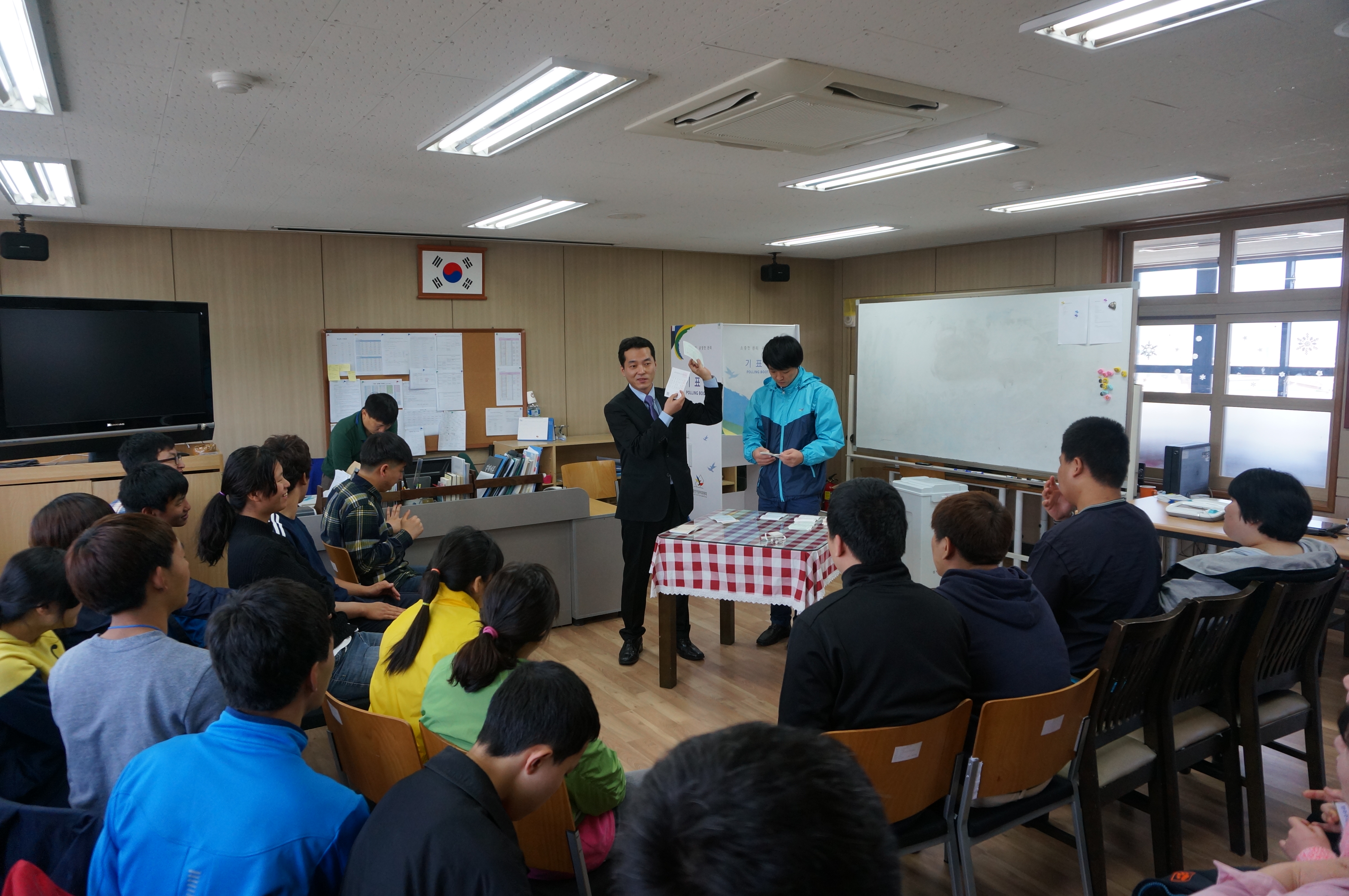 2014년 4월 15일 영지학교에서 사전투표 시연회를 진행하고 있다